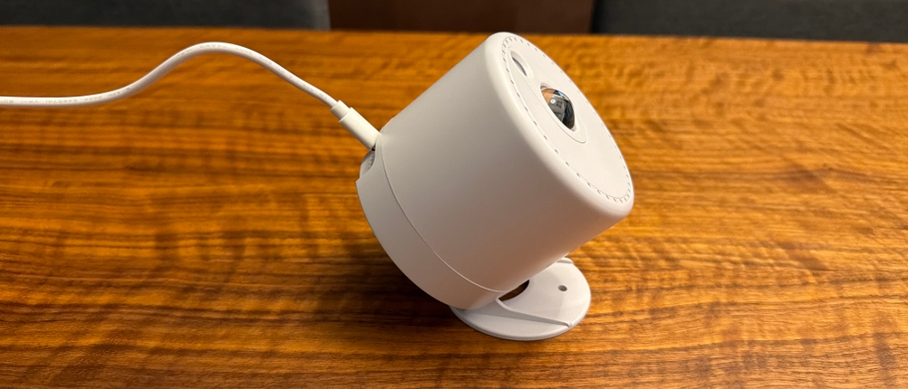 Der Mhazdze-LED-Sternenhimmel-Projektor steht angeschlossen auf einem Tisch.