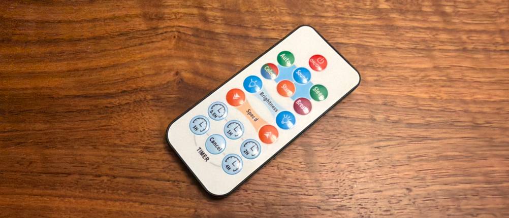 Die Fernbedienung vom Mhazdze-LED-Sternenhimmel-Projektor liegt auf einem Tisch.