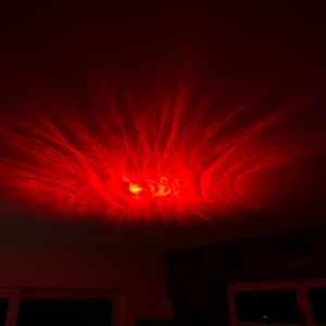 Hier sieht man roten Nebel aus dem Mhazdze-LED-Sternenhimmel-Projektor.