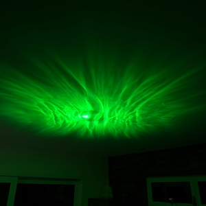 Hier sieht man grünen Nebel aus dem Mhazdze-LED-Sternenhimmel-Projektor.