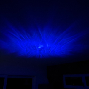 Zu sehen ist blauer Nebel aus dem Mhazdze-LED-Sternenhimmel-Projektor.