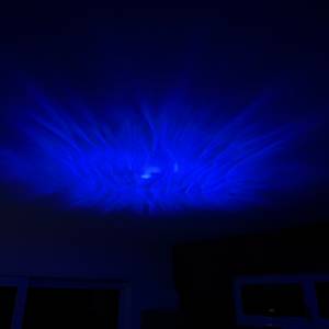 Zu sehen ist blauer Nebel aus dem Mhazdze-LED-Sternenhimmel-Projektor.