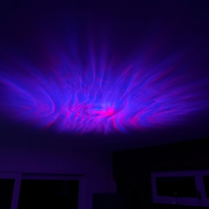 Hier sieht man blau-rosa Nebel aus dem Mhazdze-LED-Sternenhimmel-Projektor.