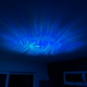 Hier ist blauer Nebel aus dem Mhazdze-LED-Sternenhimmel-Projektor zu sehen.