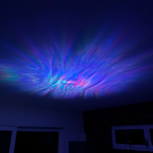 Hier sieht man blau-rosa Nebel aus dem Mhazdze-LED-Sternenhimmel-Projektor.