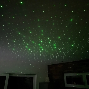 Hier sieht man viele Sterne aus dem Mhazdze-LED-Sternenhimmel-Projektor.