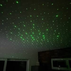 Hier sieht man viele Sterne aus dem Mhazdze-LED-Sternenhimmel-Projektor.
