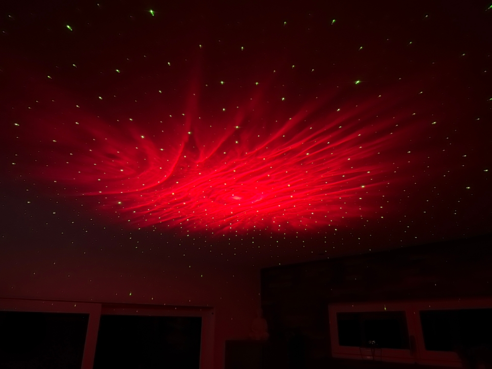Hier sieht man roten Nebel zusammen mit Sternen aus dem Mhazdze-LED-Sternenhimmel-Projektor.