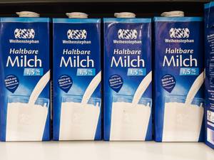 MHD-Lebensmittel-Test: In einem Supermarkt-Regal stehen mehrere Packungen H-Milch. 