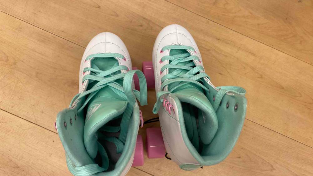 Ein Paar getestete Rollschuhe für Kinder, verstellbar, von oben betrachtet mit Blick in das Innere der Schuhe.