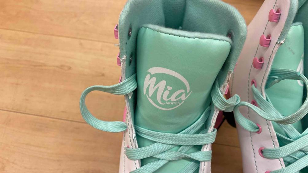 Rollschuhe für Kinder verstellbar im Test: offene Schnürsenkel im Detail.