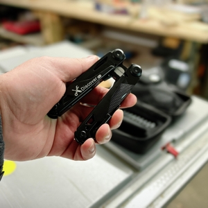 Das Miaoke 23-in-1 Multitool liegt geschlossen in der Handfläche und zeigt den schwarzen Griff mit der Aufschrift 