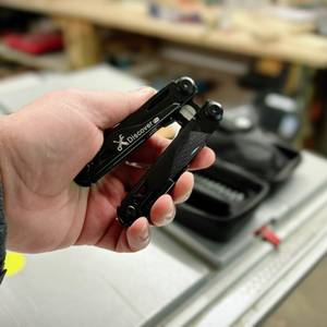 Das Miaoke 23-in-1 Multitool liegt geschlossen in der Handfläche und zeigt den schwarzen Griff mit der Aufschrift 