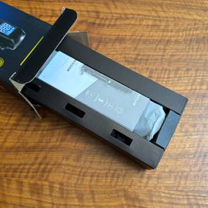 Der Michelin-Akku-Mini-Kompressor wurde halb aus dem Karton gezogen