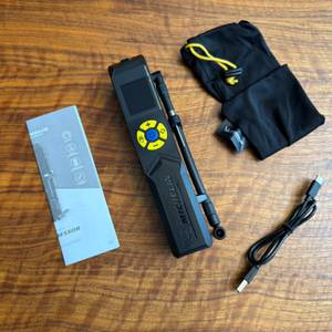 Der Lieferumfang des Michelin-Akku-Mini-Kompressors liegt auf einem Tisch