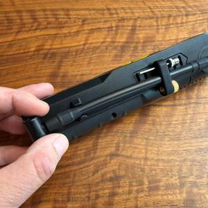 Eine Hand löst den Schlauch vom Michelin-Akku-Mini-Kompressor