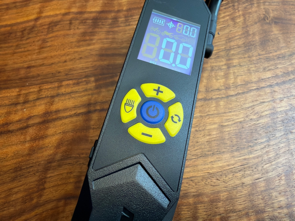 Die Bedienelemente am Michelin-Akku-Mini-Kompressor