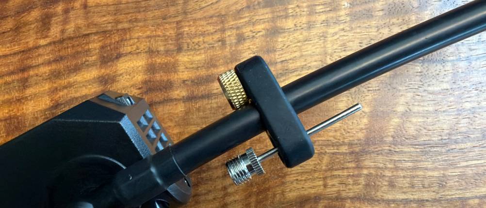 Zwei Adapter befinden sich am Schlauch vom Michelin-Akku-Mini-Kompressor