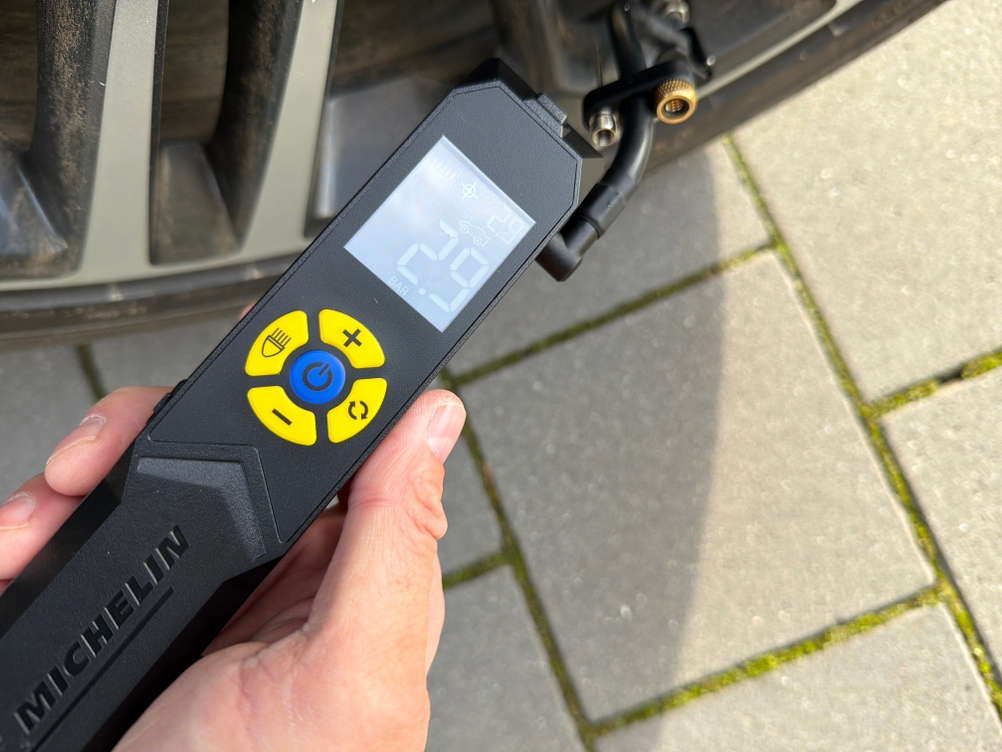 Mit dem Michelin-Akku-Mini-Kompressor wird ein Autoreifen aufgepumpt