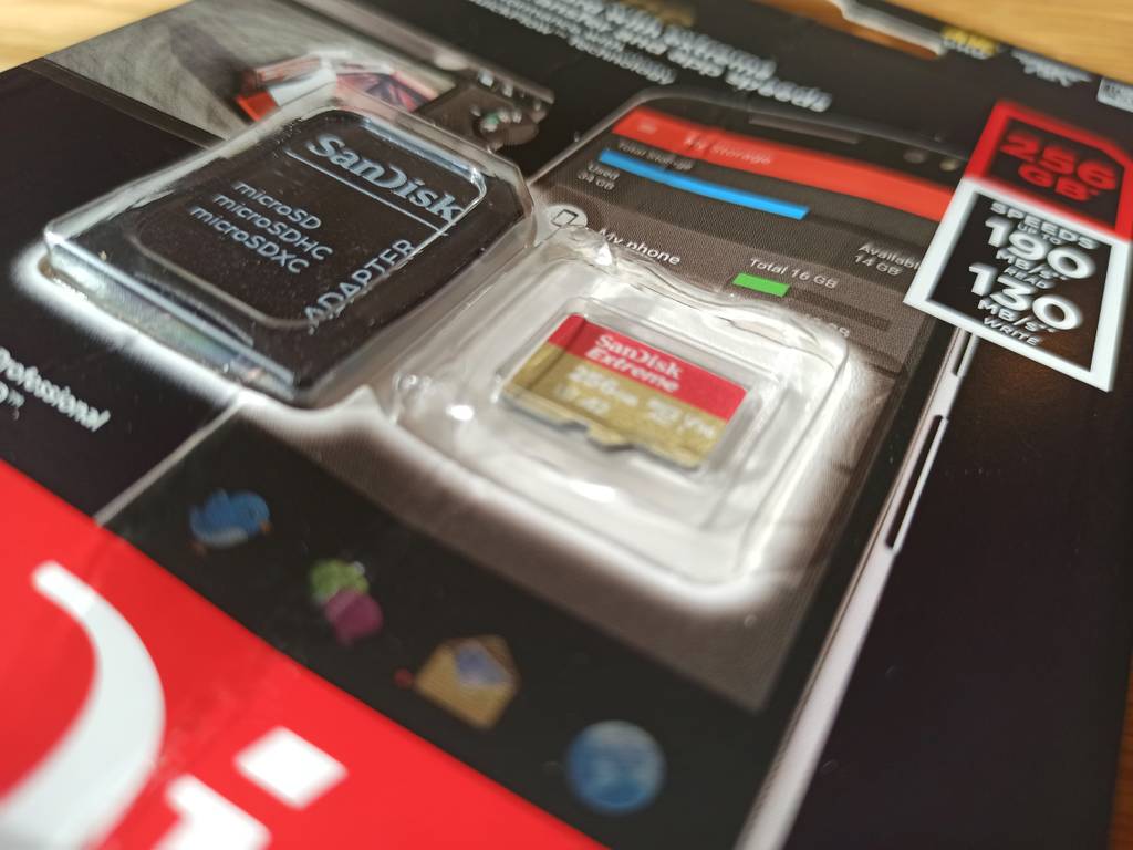 micro-sd-256gb in einer seitlichen Detailansicht.