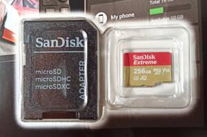 micro-sd-256gb in Detailansicht und Verpackung.