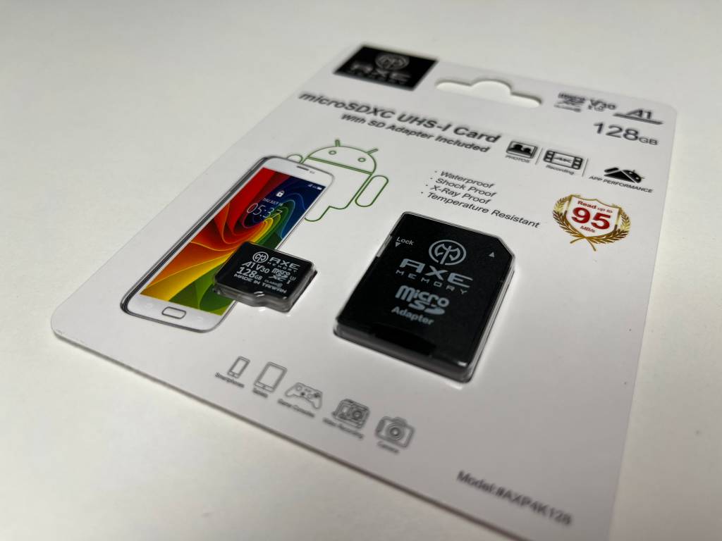 Verpackung mit MicroSD-Karte und passendem Adapter.