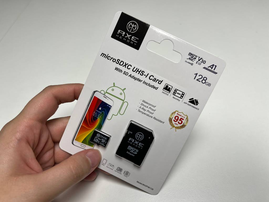 Verpackung mit microSDXC UHS-I Card 128GB wird in der Hand gehalten.