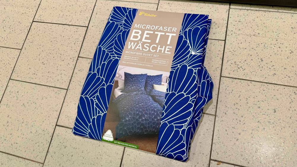Auf einem Fließenboden liegt die Microfaser-Bettwäsche im Test.