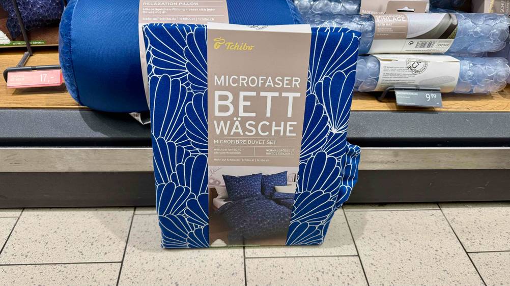 Vor einem Regal lehnt die getestete Microfaser-Bettwäsche.
