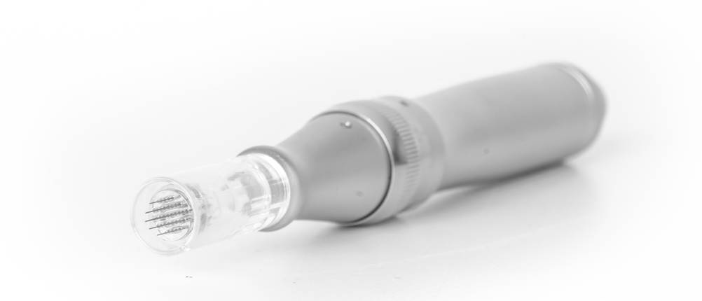 Microneedling-Pen im Test: Silberner Dermapen auf weißem Untergrund.