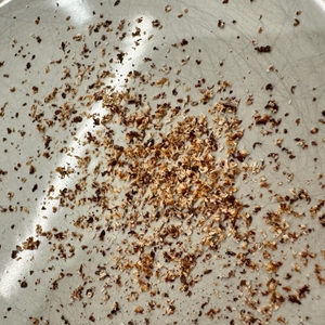 Fertig gemahlene Muskatnuss in einer Schale