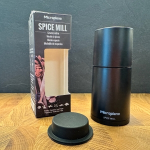 Karton, Deckel und Microplane 48060 auf einem Holzbrett