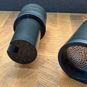 Drei Einzelteile der Microplane 48060 nebeneinander liegend