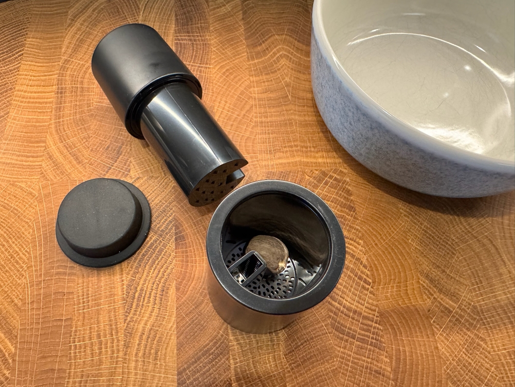 Einzelteile der Microplane 48060 neben einer Schale