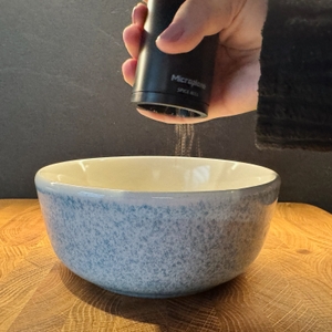 Mit der Microplane 48060 Muskatnuss über einer Schale mahlen 