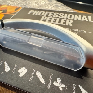 Der Microplane-Sparschäler liegt auf seiner Verpackung.