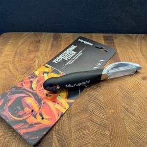 Microplane 48091 mit Verpackung auf einem Brett
