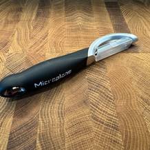 Microplane 48091 auf einem Holzbrett