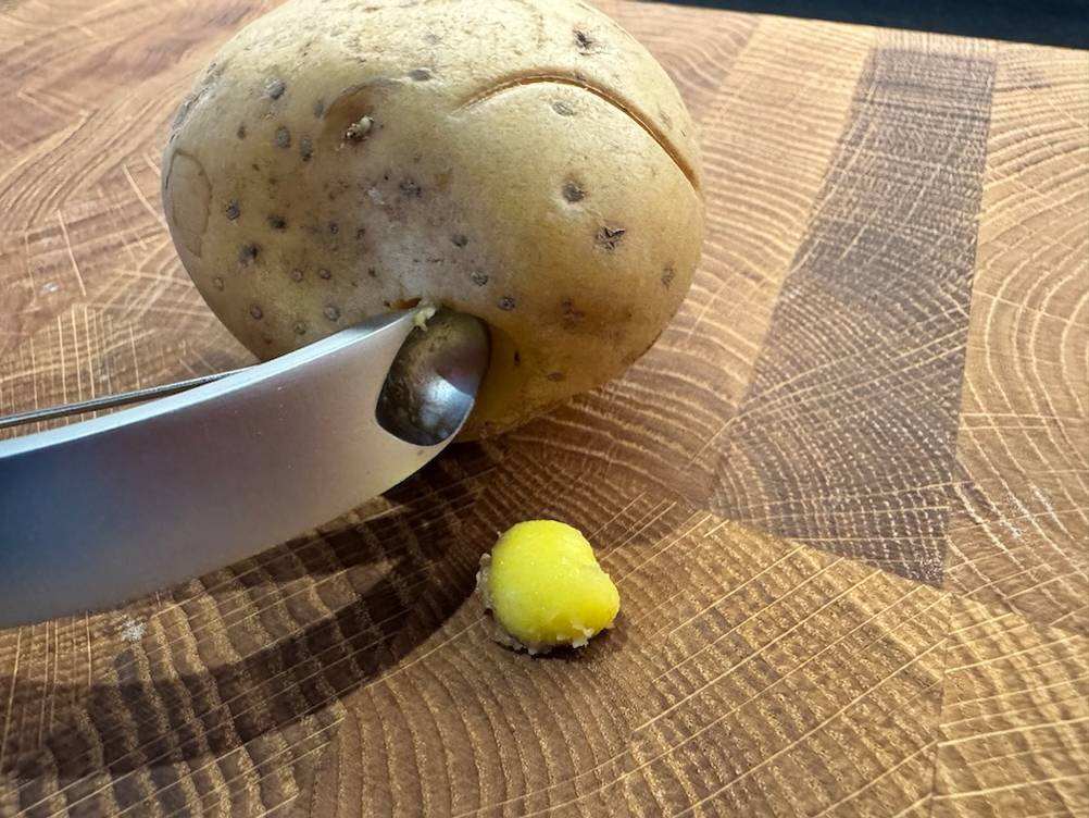 Mit dem Sparschäler werden Kartoffelaugen entfernt