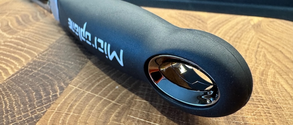 Die Aufhängeöse des Sparschälers in Nahaufnahme.