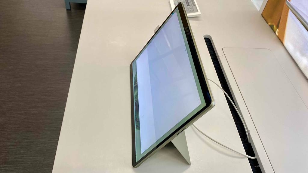 MICROSOFT Android-Tablet Surface-Pro-9 im Test: Tablet befindet sich auf einem hellen Untergrund.
