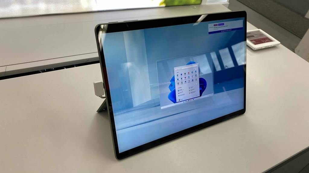 MICROSOFT Android-Tablet Surface-Pro-9 getestet: Tablet steht auf dem Tisch.