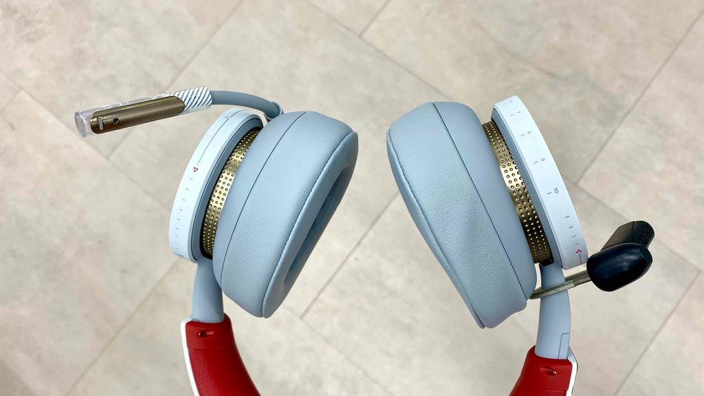 Detailansicht der gepolsterten hellgrauen Hörmuscheln eines Microsoft Bluetooth-Headset im Test.