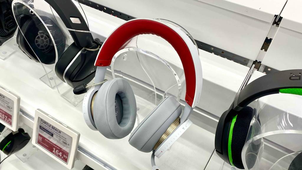 Ein Microsoft Bluetooth-Headset im Test befindet sich in einem Ausstellungsbereich inklusive Preisschilder neben anderen Kopfhörern.