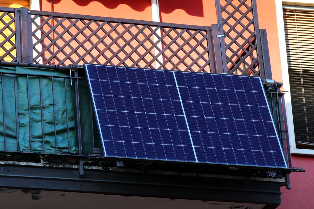 Microwechselrichter im Test: Ein Balkonkraftwerk im Schatten.