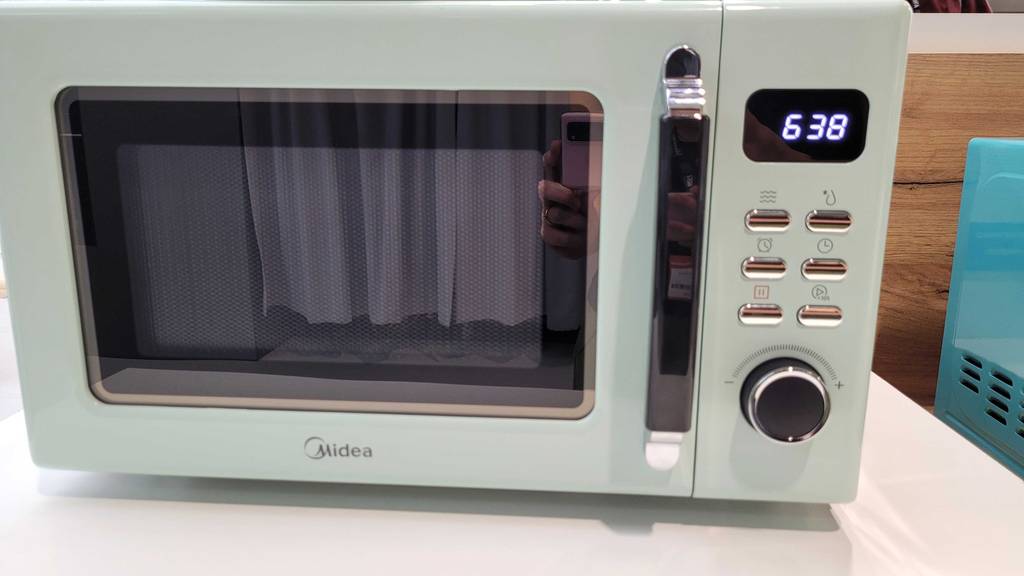 Im Test: Midea Retro-Mikrowelle steht auf weißer Fläche.