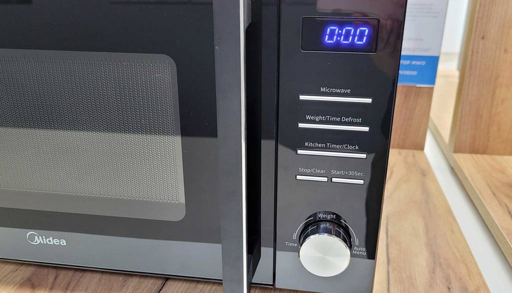 Getestet: Bedienfeld einer schwarzen 20-Liter Mikrowelle von Midea.
