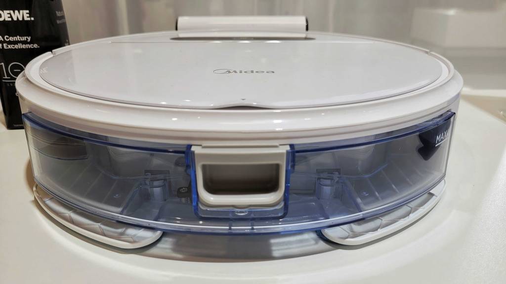 Im Test: Nahansicht eines Saug-Wisch-Roboters von Midea.