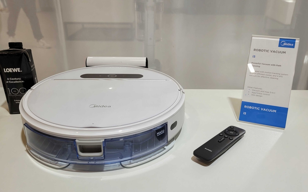 Im Test: Saug-Wisch-Roboter von Midea mit Fernbedienung.