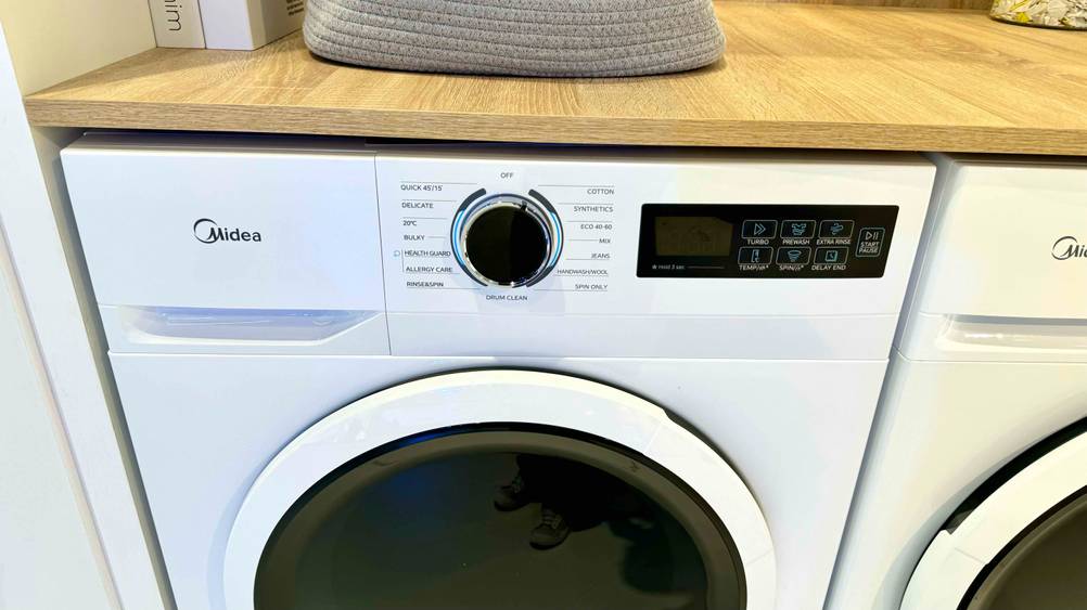 Midea-Waschmaschine im Test: Nahaufnahme der Bedienelemente.
